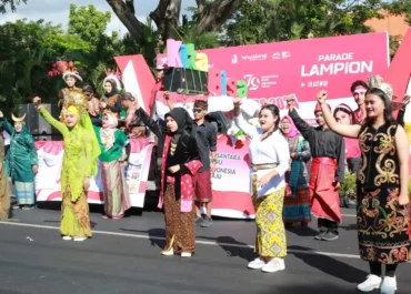 Siswa – siswi Berbusana Etnik Nusantara Ramaikan Karnaval Kemerdekaan Indonesia
